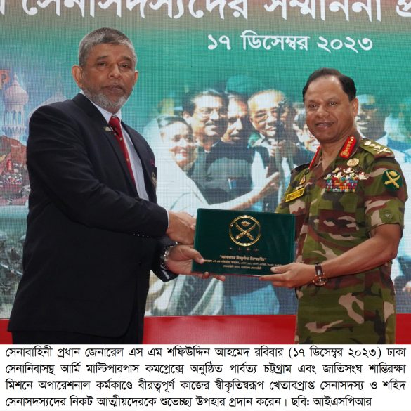 Pantiesdagi yalangoch modellar