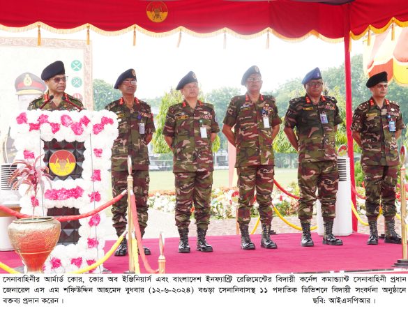 Dachada yalangoch ayollarning havaskor fotosurati Sport zalida jinsiy aloqa video