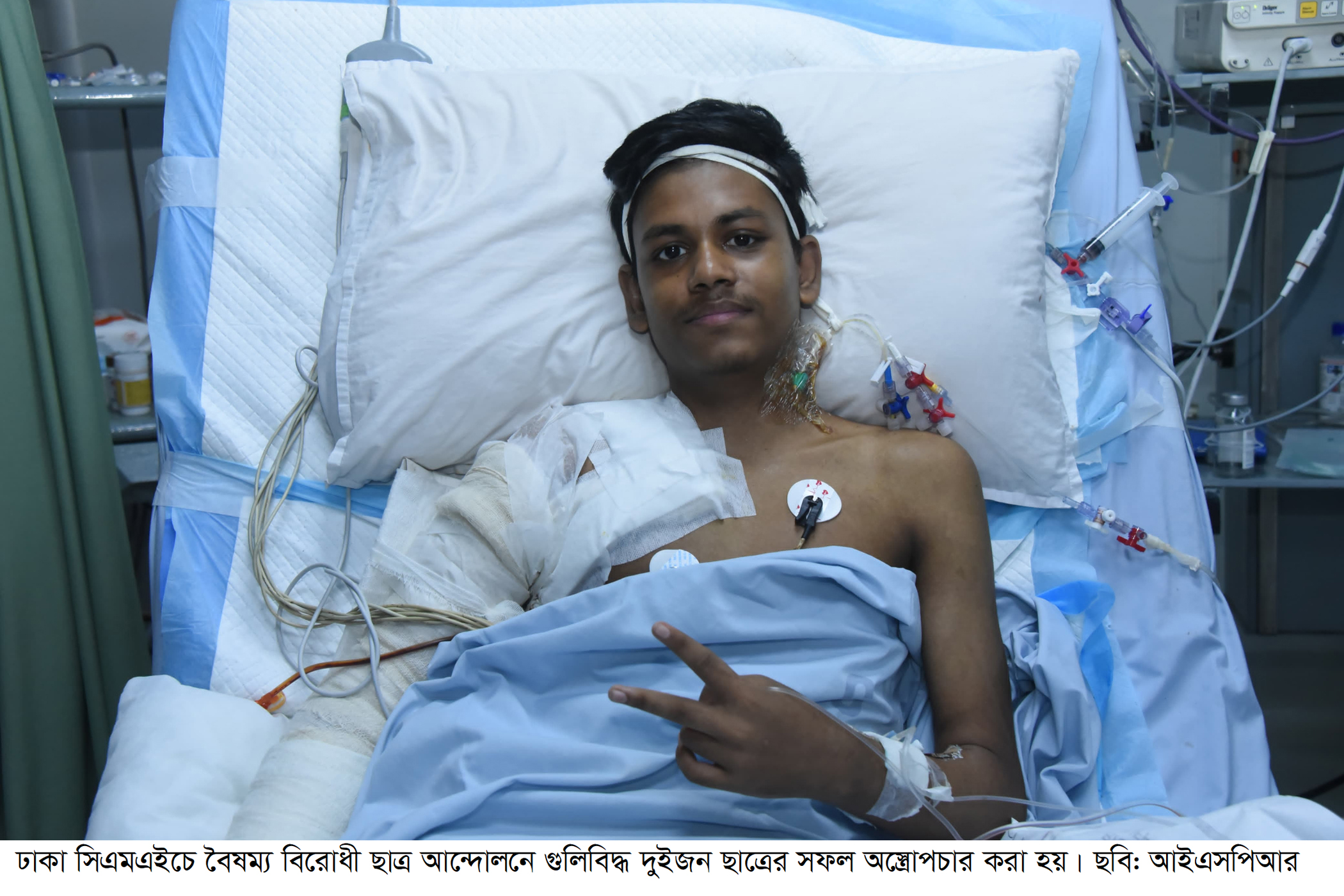 Qiz kokraklarini korsatadi