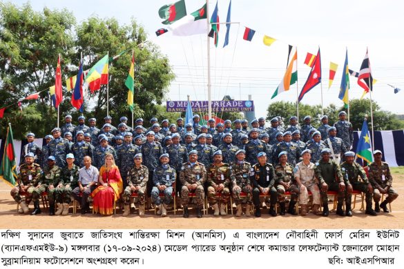 uxlab yotgan ayolga yashirincha silkitadi