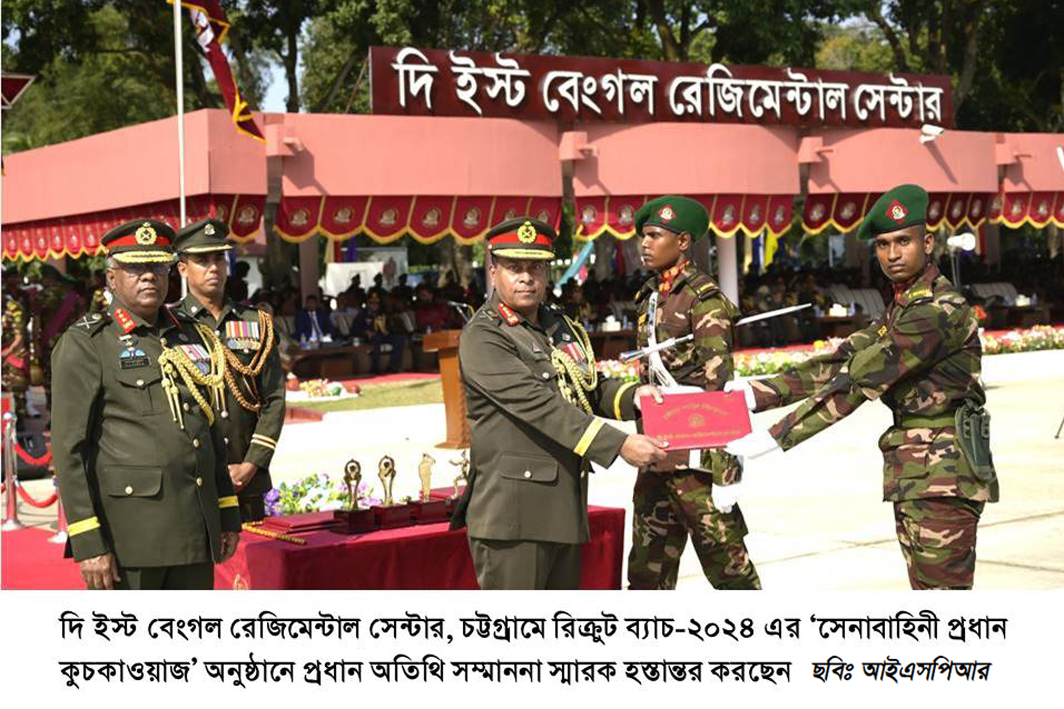 Oshpazning eshagida porno tomosha qiling