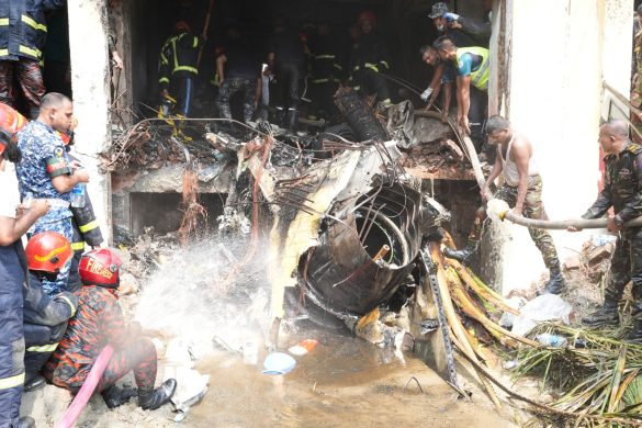 Bank qaroqchilari garovga olinganlarni shafqatsizlarcha sikishdi Nikki va Bella kelishgan yigitning qoliga tushdilar